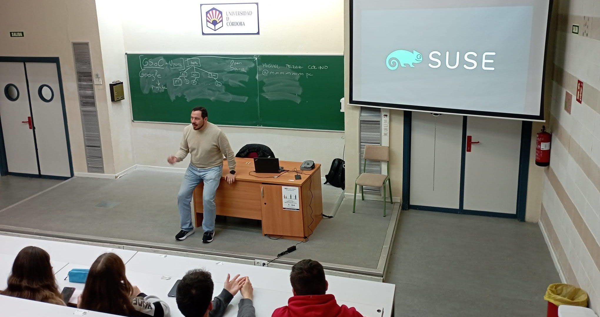 Miguel Pérez Colino talking to students at Universidad de Córdoba